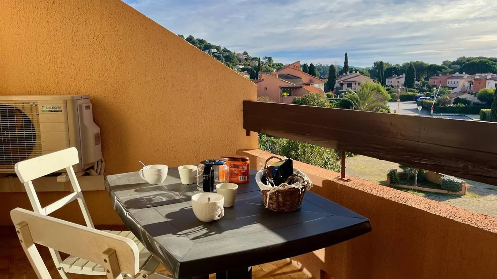 Appartement Moderne 2 Pieces Avec Balcon Et Parking A La Londe-Les-Maures - Fr-1-826-2 0*,  France