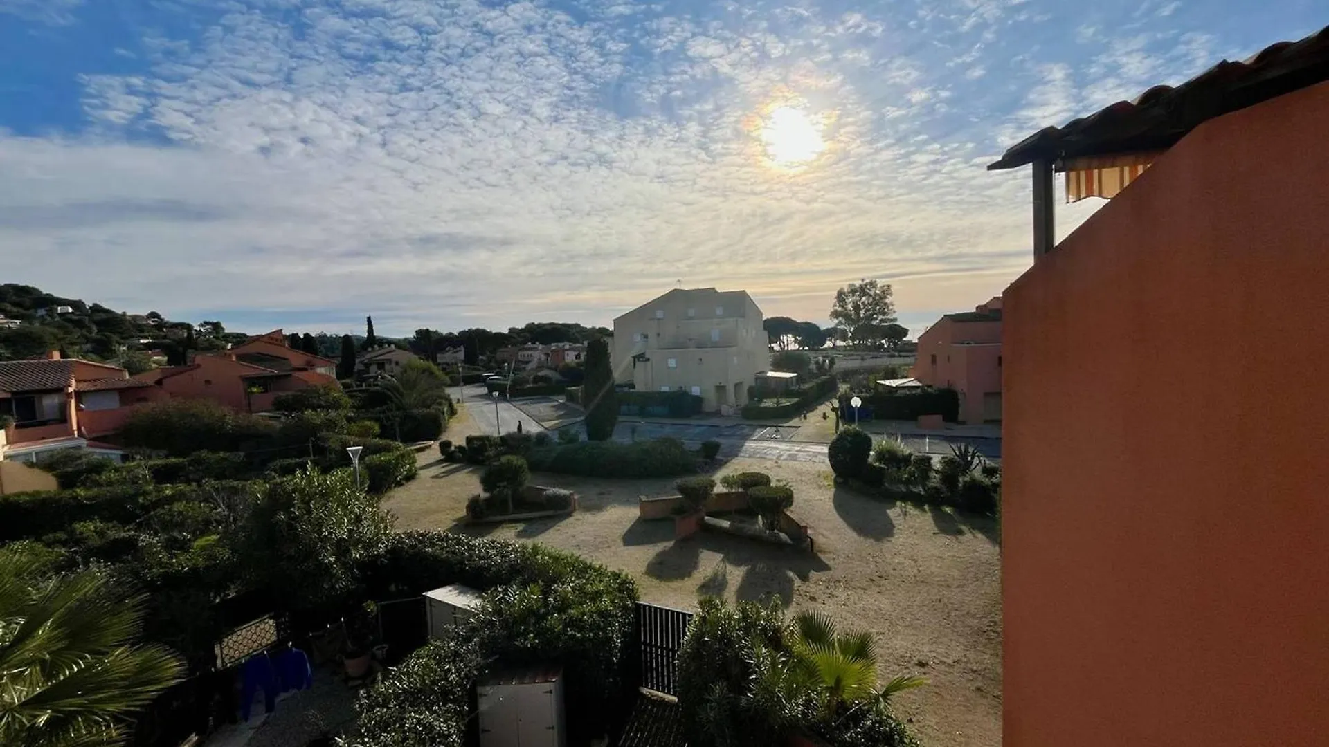 Appartement Moderne 2 Pieces Avec Balcon Et Parking A La Londe-Les-Maures - Fr-1-826-2