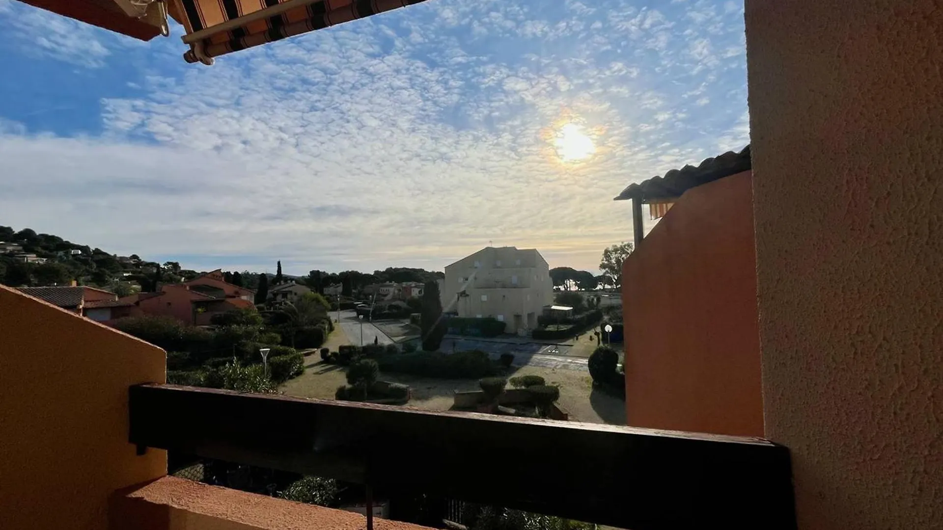 Apartment Appartement Moderne 2 Pieces Avec Balcon Et Parking A La Londe-Les-Maures - Fr-1-826-2