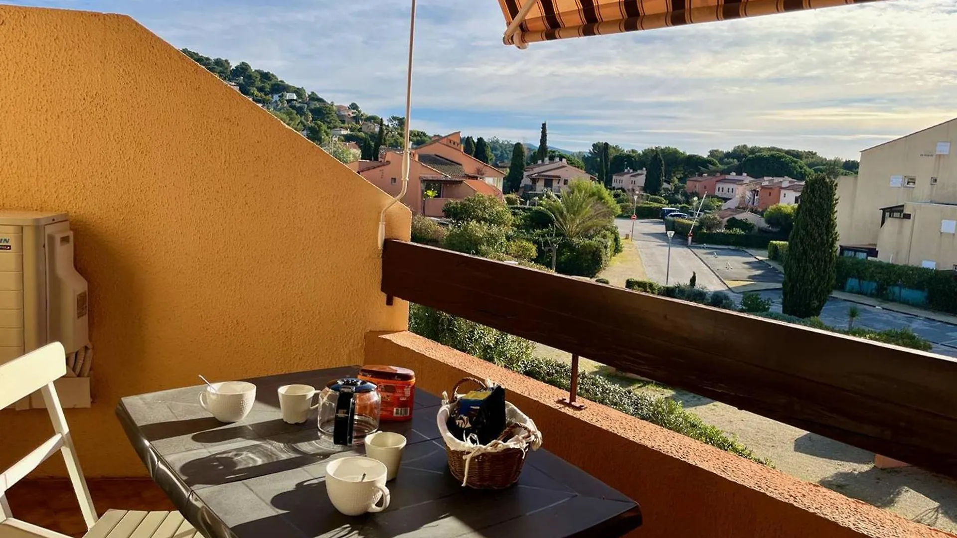 Appartement Moderne 2 Pieces Avec Balcon Et Parking A La Londe-Les-Maures - Fr-1-826-2