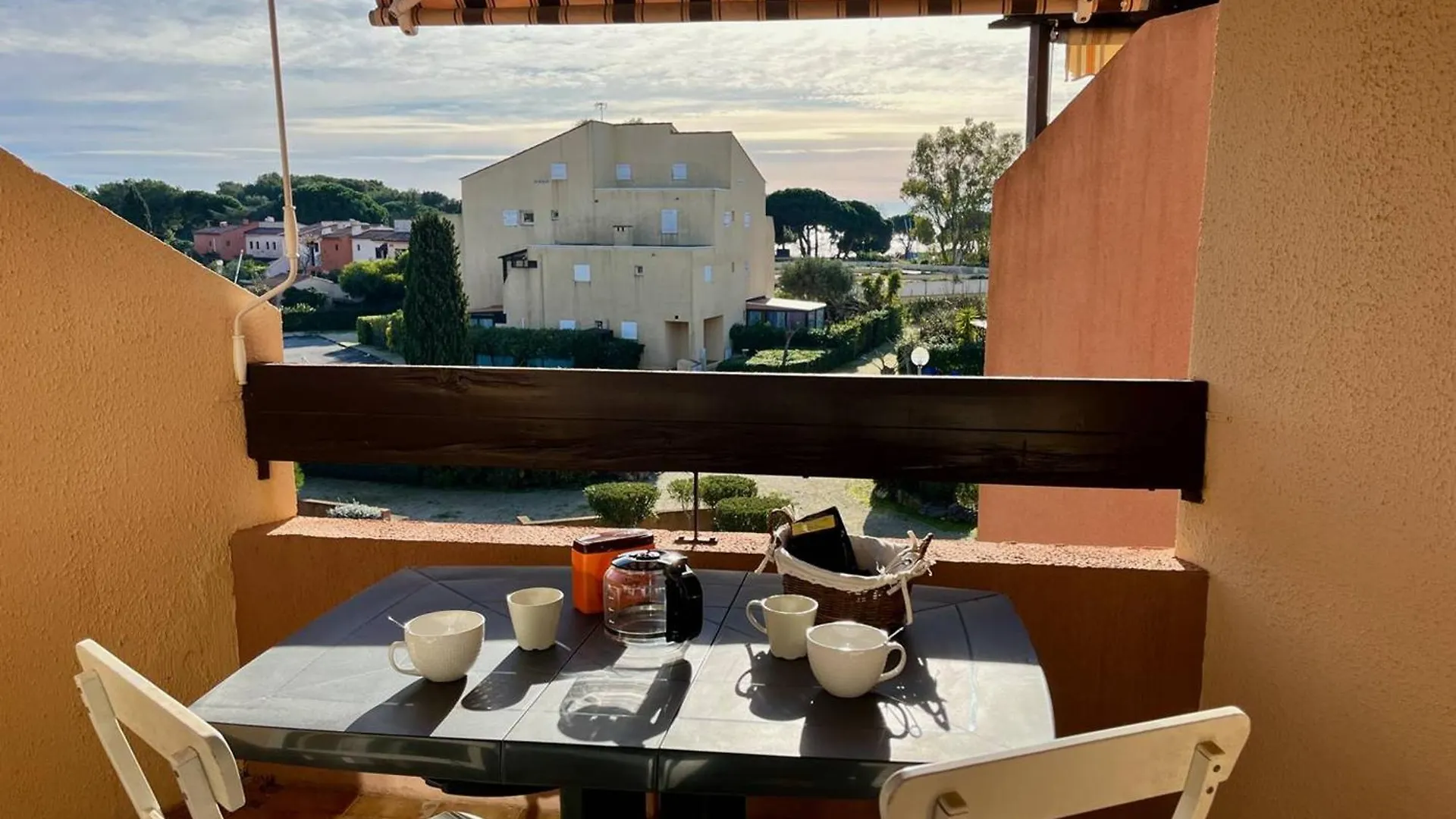 Appartement Moderne 2 Pieces Avec Balcon Et Parking A La Londe-Les-Maures - Fr-1-826-2